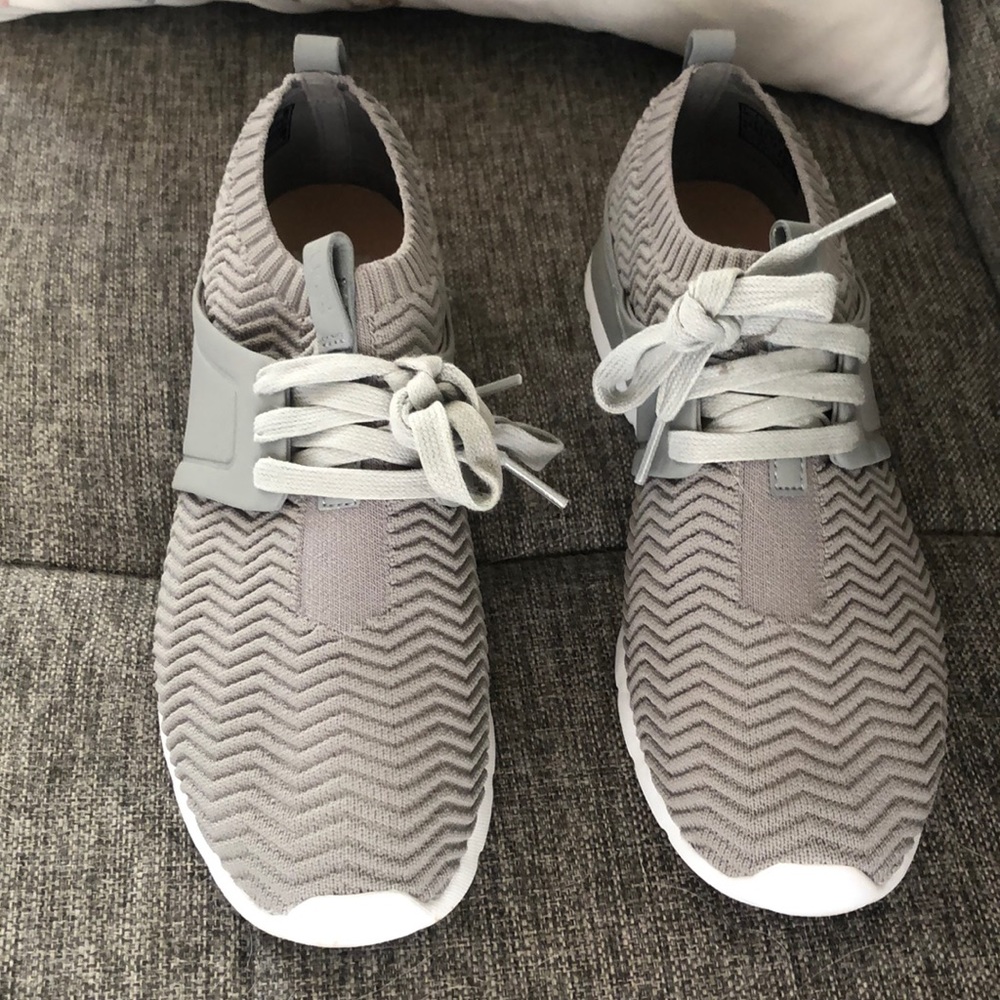 EUC Ugg sneakers size 7